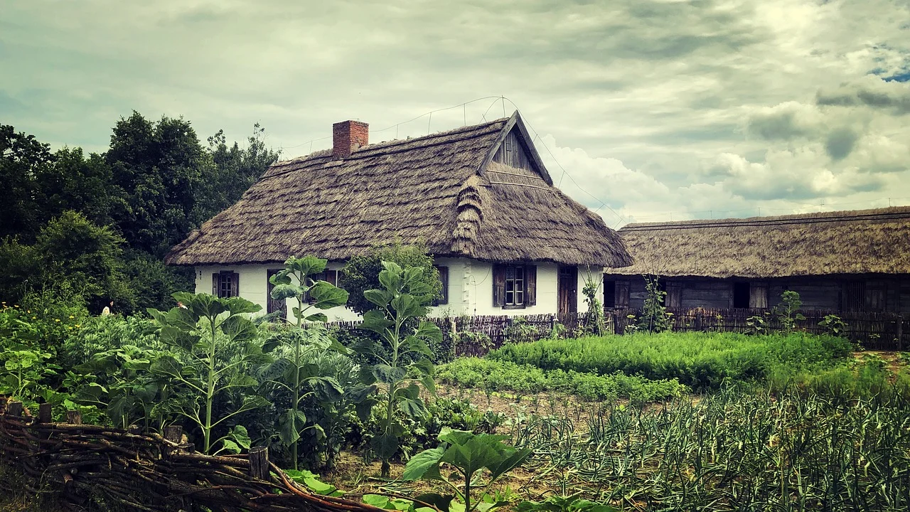 Nowoczesna agroturystyka w Polsce — stary dom w pięknej scenerii